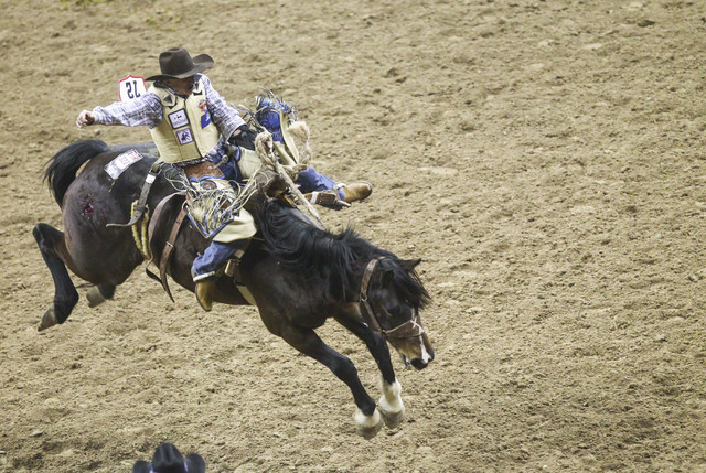 saddle-bronc-riding_nfr-live-streaming-2
